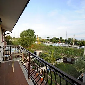 A La Vue Bagno Condiviso Shared Both2piano No Lift No Navetta A Pagamento Aria Condizionata Ed Extra Bed 3 Minuti A Piedi Da Bus Per Fiera Di Roma Gasthof
